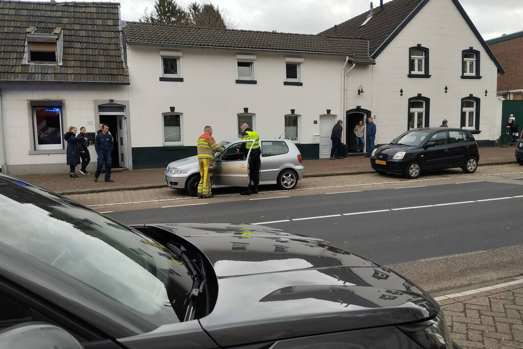 Brand in geparkeerde auto geblust