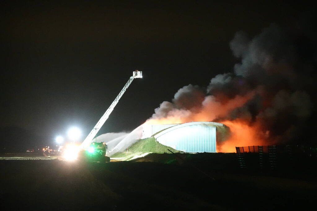 Uitslaande brand in loods, Zeelandbrug afgesloten vanwege rookontwikkeling