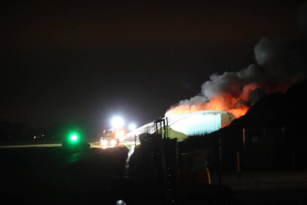 Uitslaande brand in loods, Zeelandbrug afgesloten vanwege rookontwikkeling