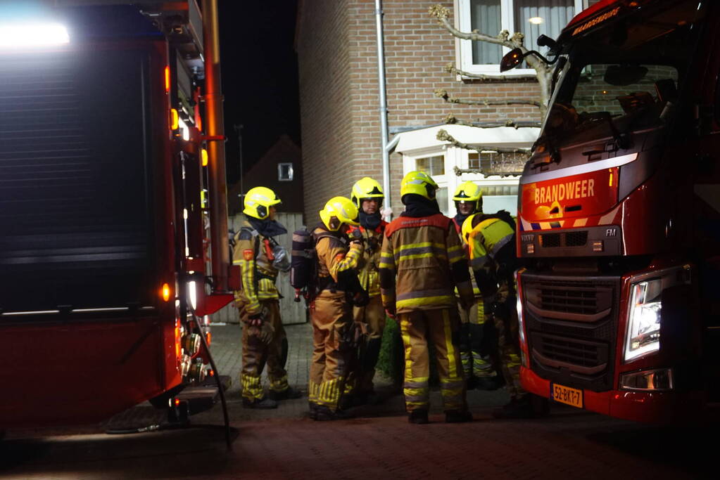 Brandweer veegt schoorsteen na brand