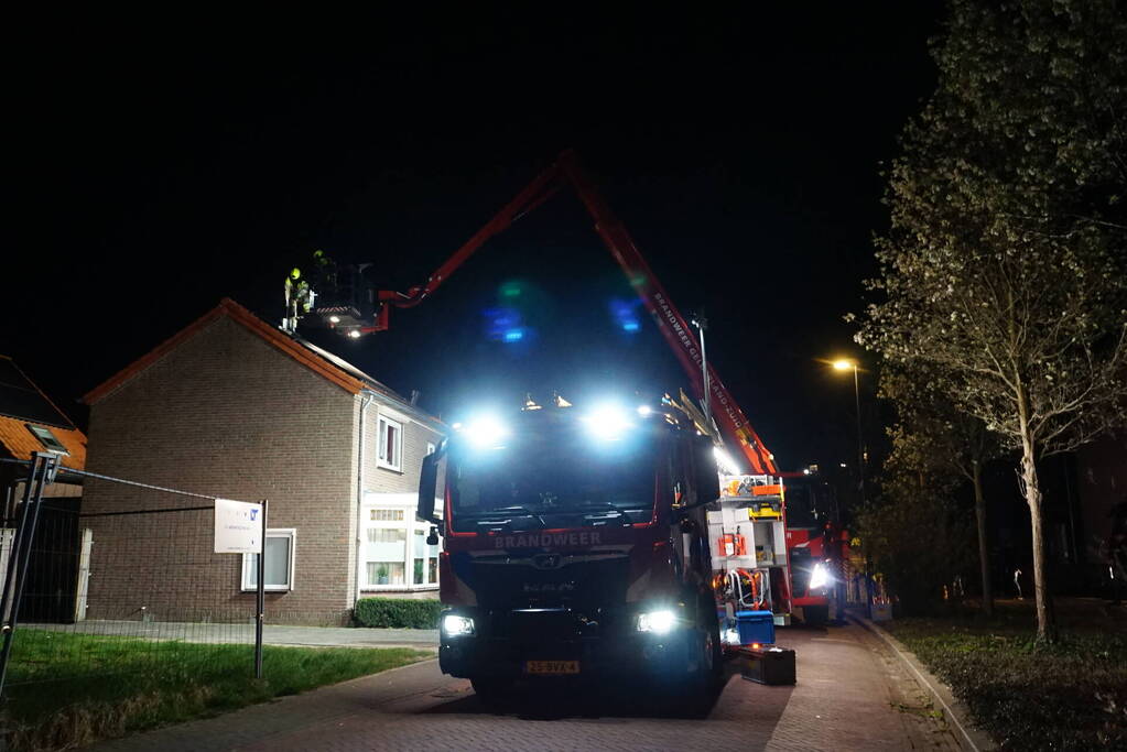 Brandweer veegt schoorsteen na brand