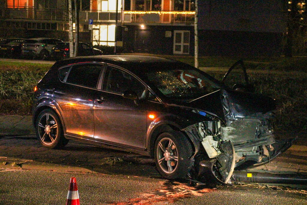 Auto zwaar beschadigd bij eenzijdig ongeval