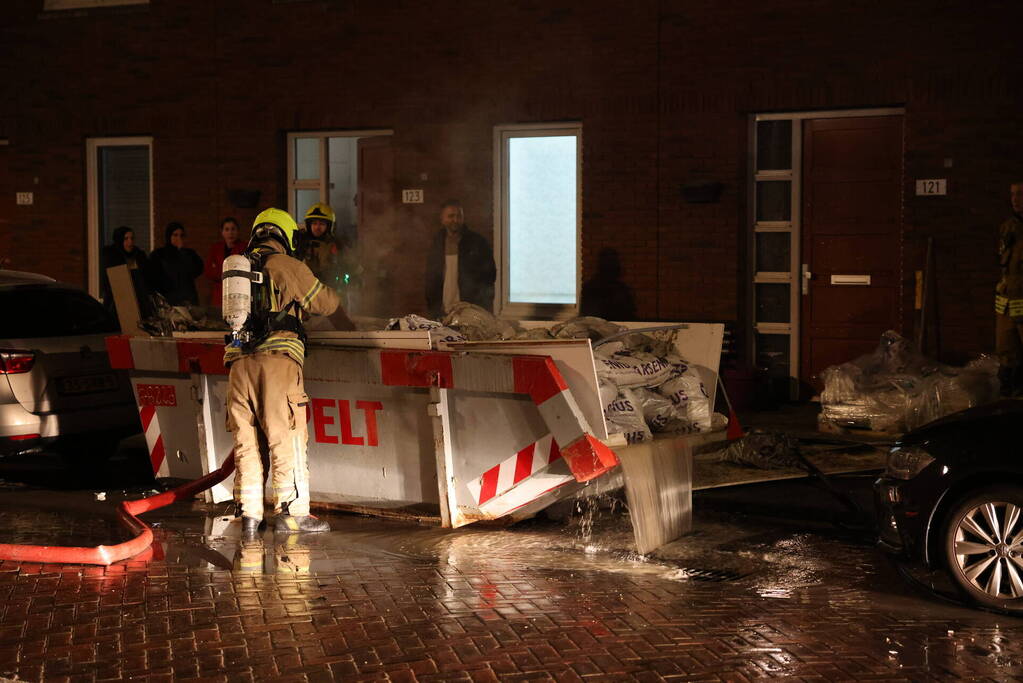 Brand in container met bouwafval