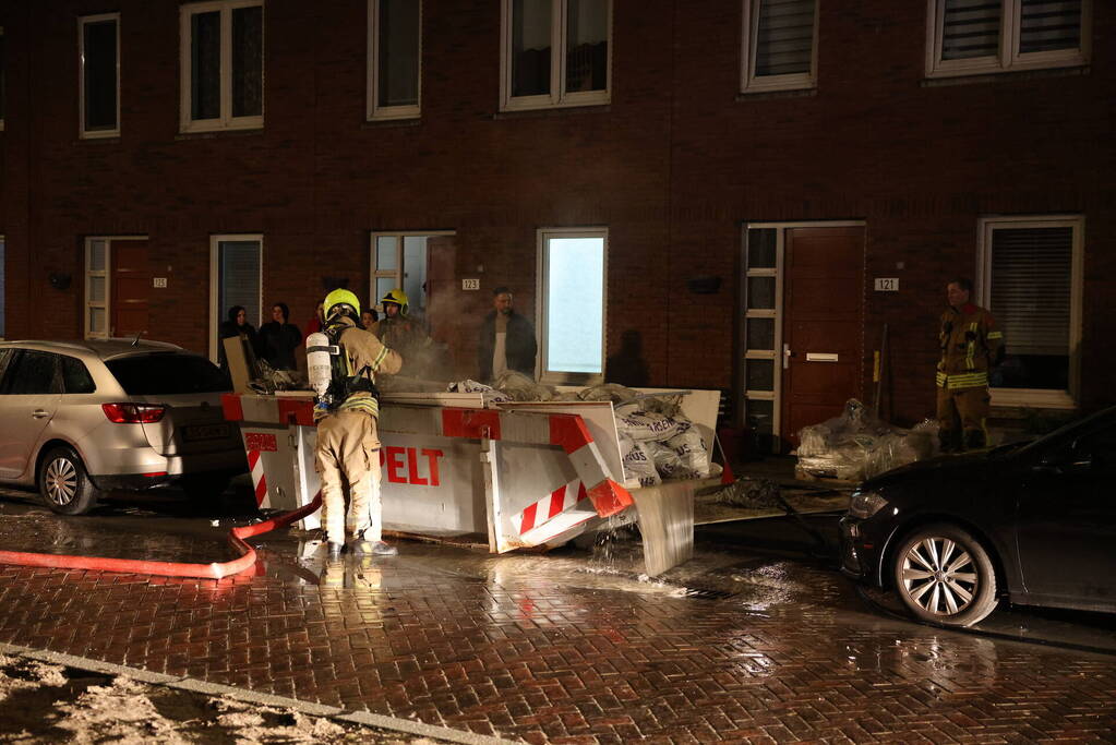 Brand in container met bouwafval