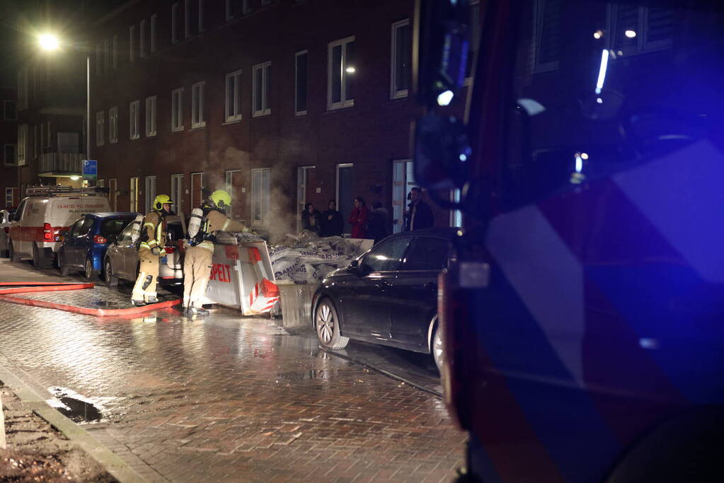 Brand in container met bouwafval