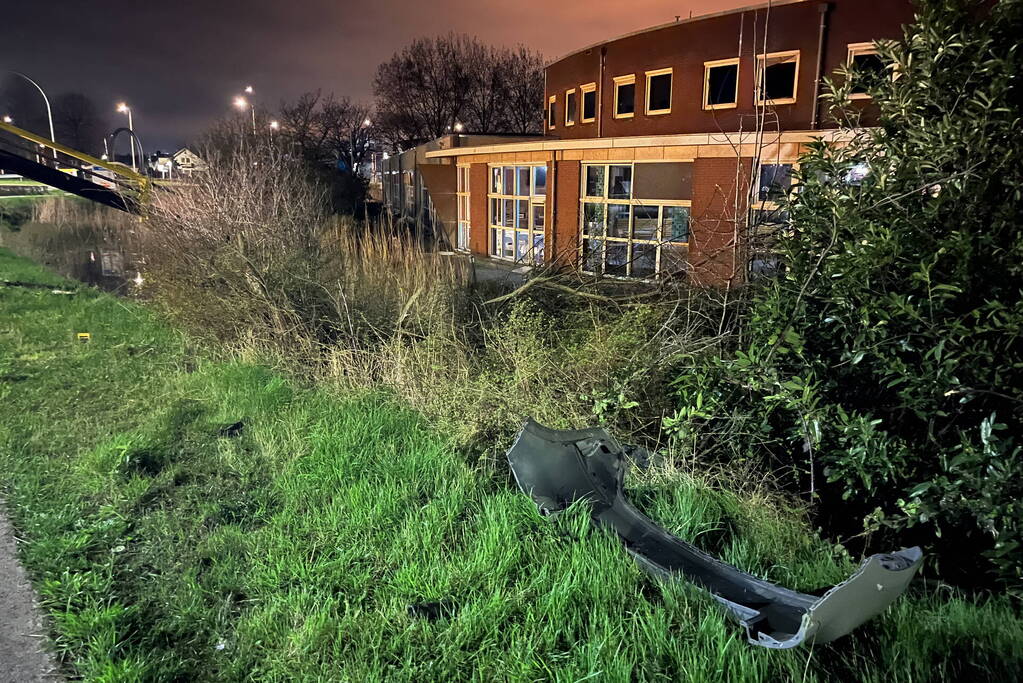Aanhouding en ravage nadat auto crasht