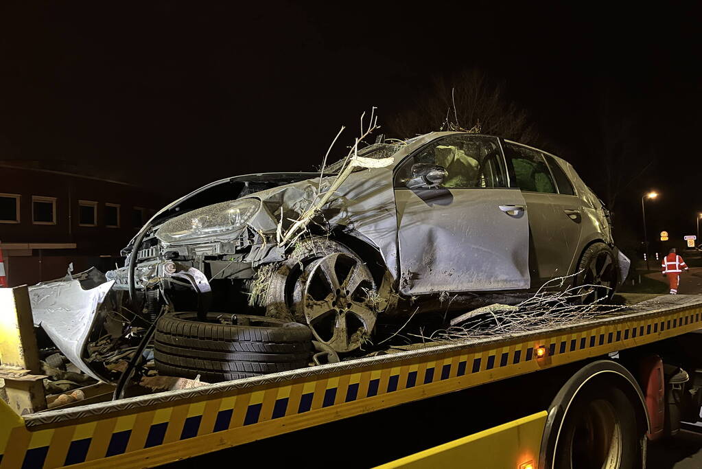 Aanhouding en ravage nadat auto crasht
