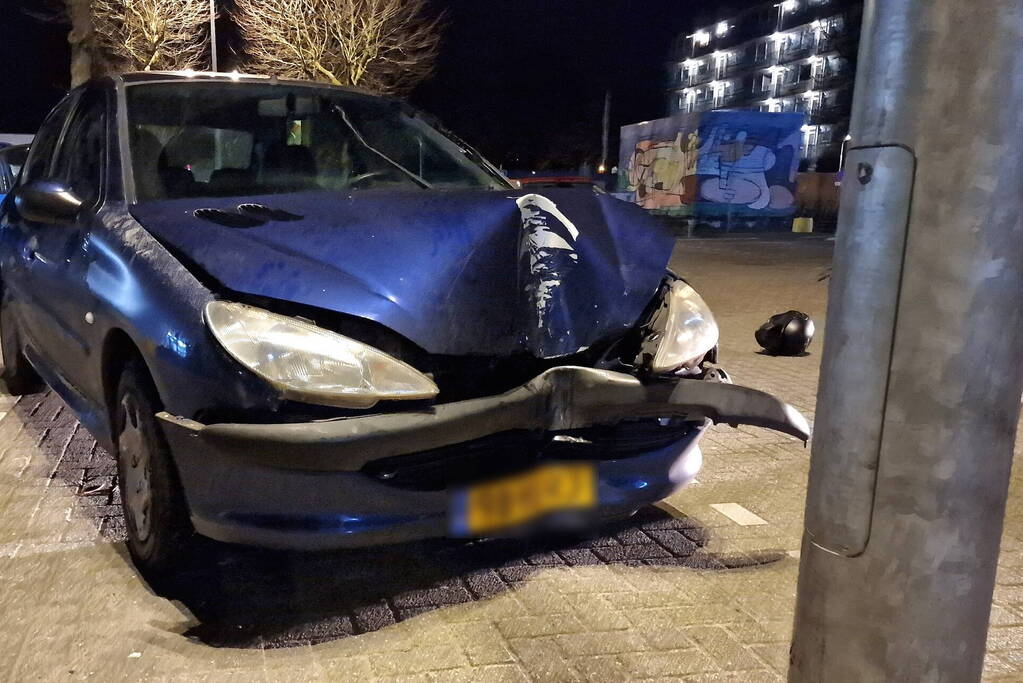 Personenwagen botst tegen lantaarnpaal