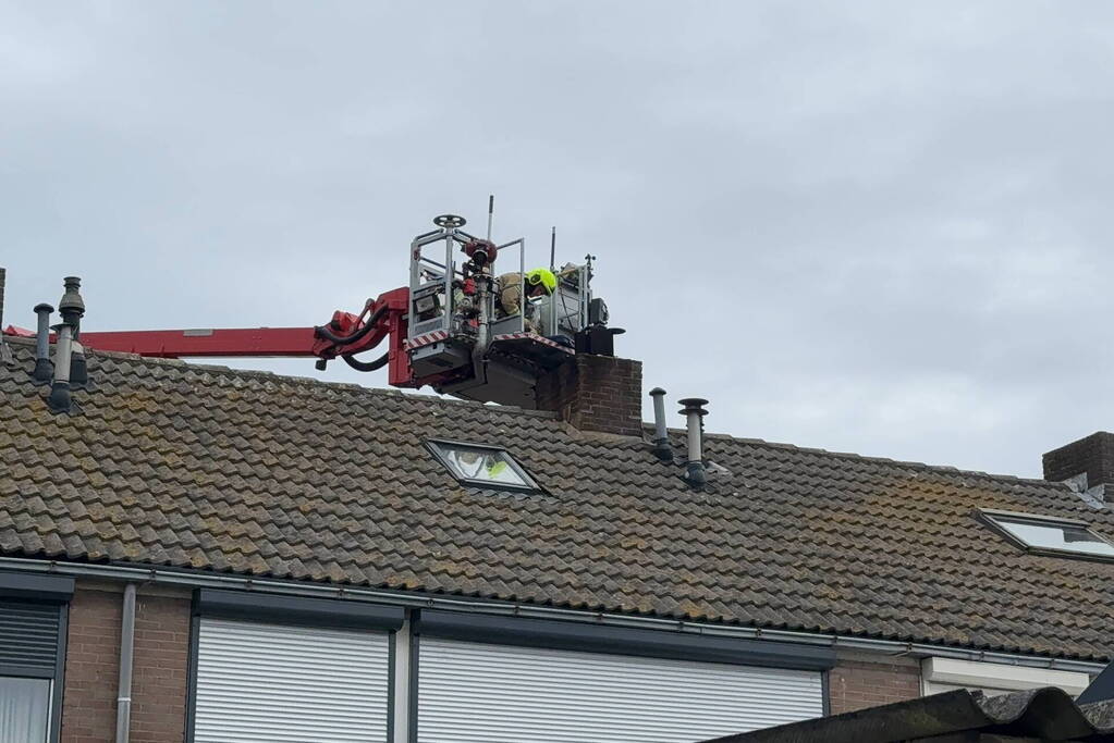 Brandweer veegt schoorsteen na brand