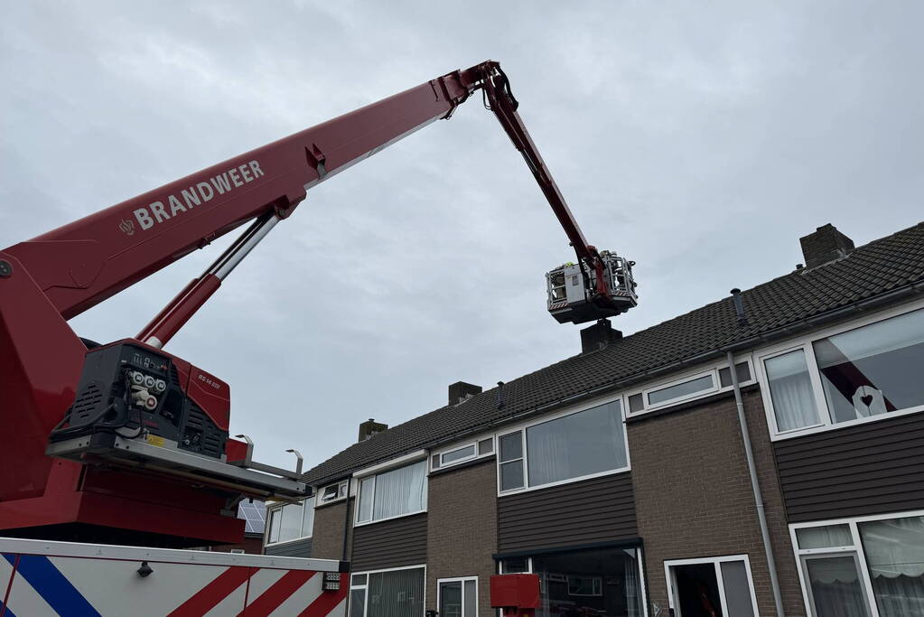 Brandweer veegt schoorsteen na brand