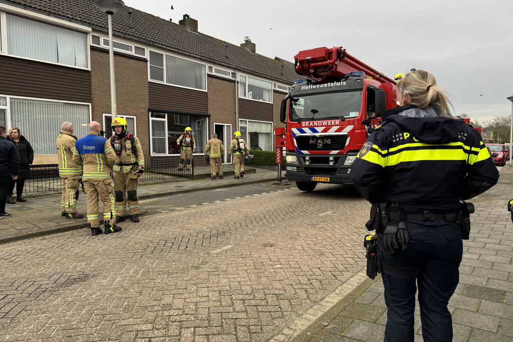 Brandweer veegt schoorsteen na brand