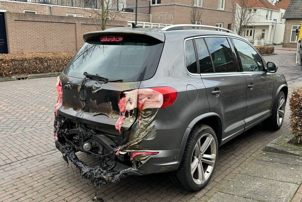 Bestelbus volledig verwoest door brand