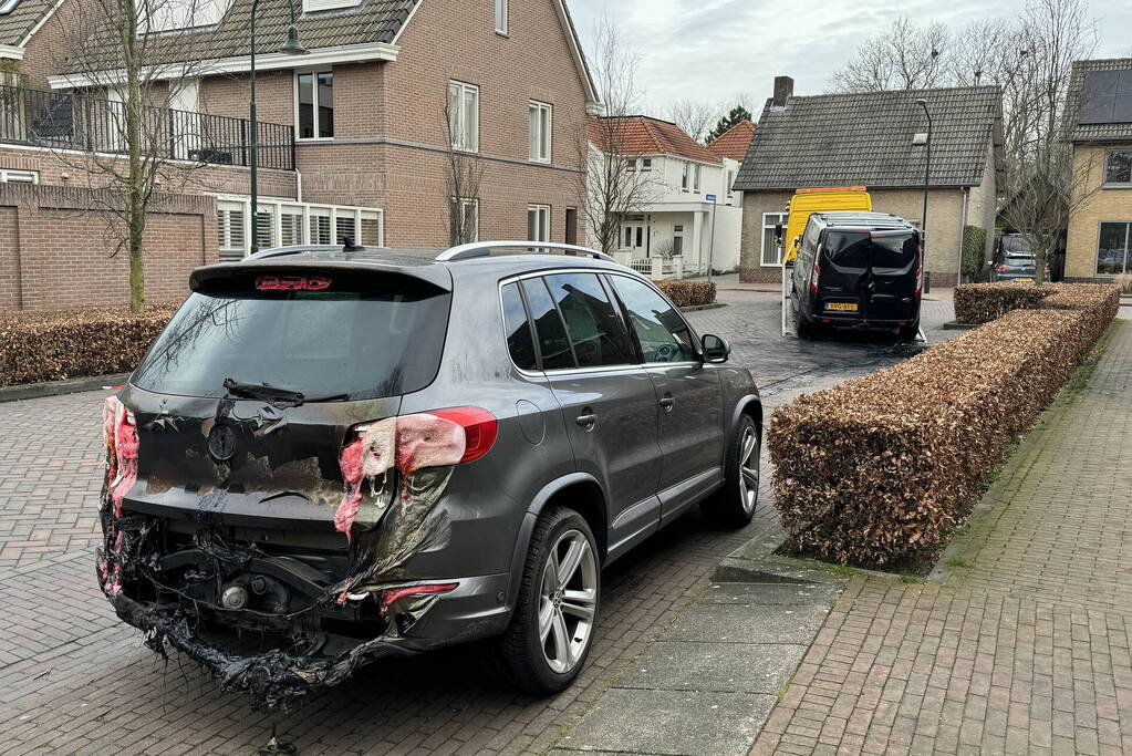 Bestelbus volledig verwoest door brand