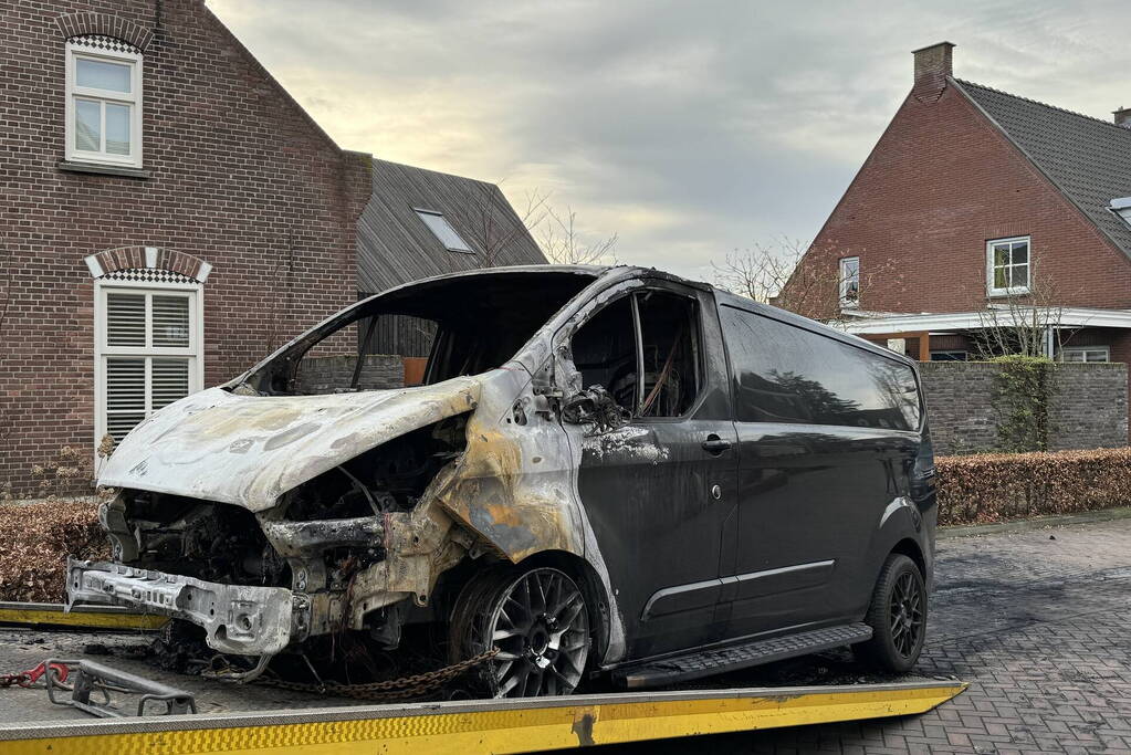 Bestelbus volledig verwoest door brand