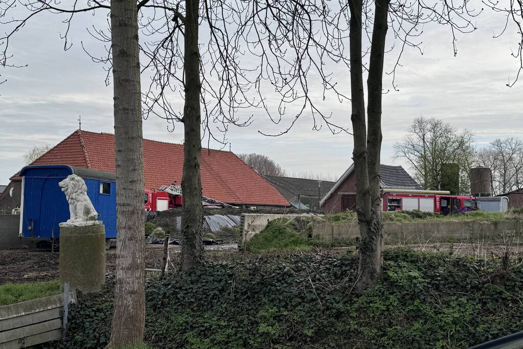 Brandweer blust brandende schoorsteen