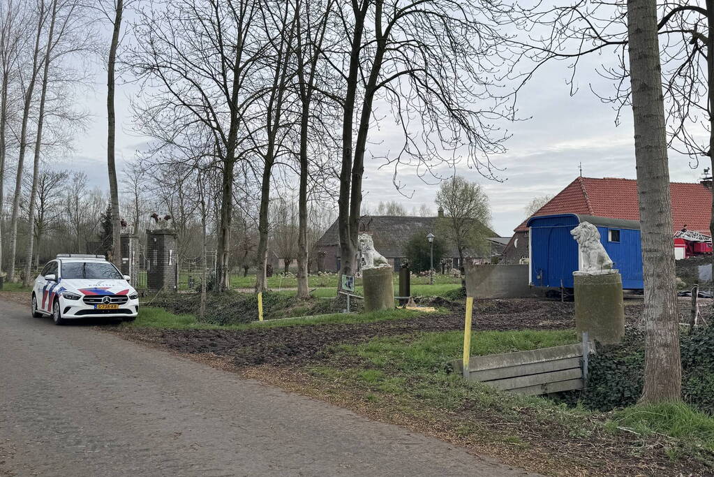 Brandweer blust brandende schoorsteen