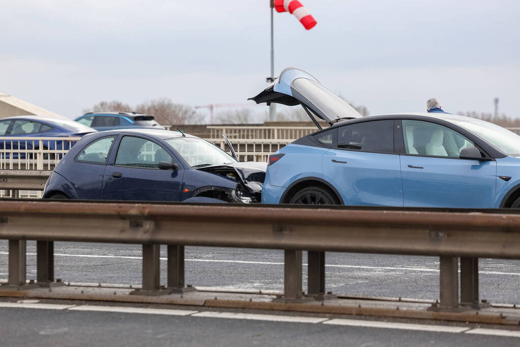 Kop-staart aanrijding op de Van Brienenoordbrug