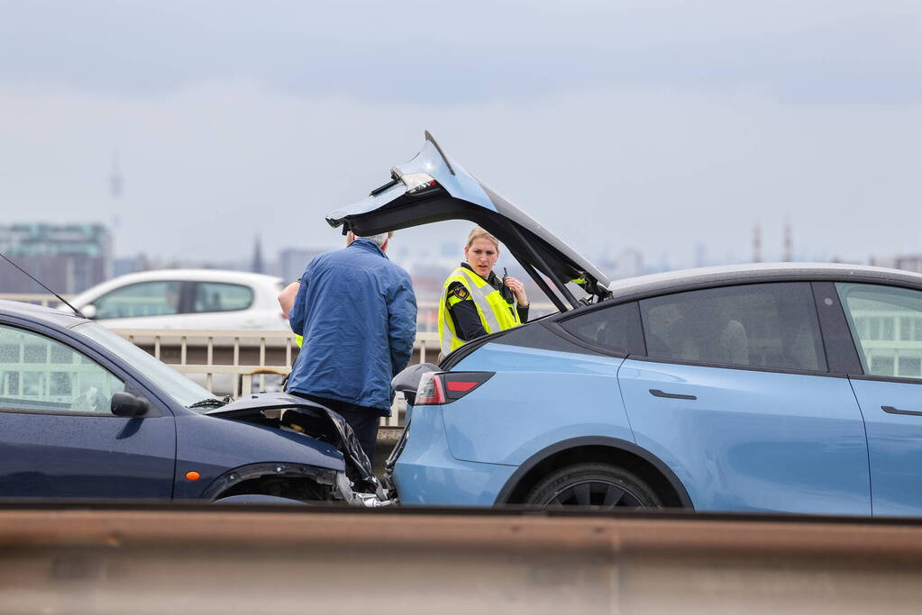 Kop-staart aanrijding op de Van Brienenoordbrug