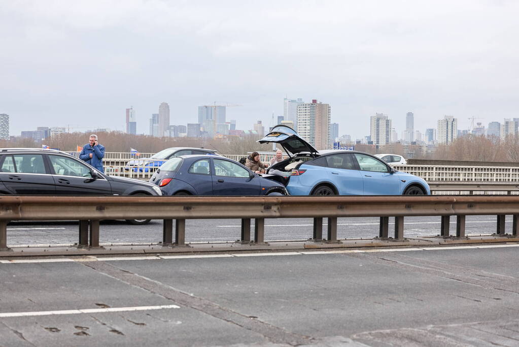 Kop-staart aanrijding op de Van Brienenoordbrug