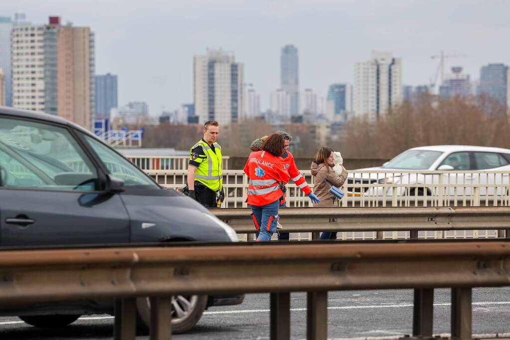 Kop-staart aanrijding op de Van Brienenoordbrug