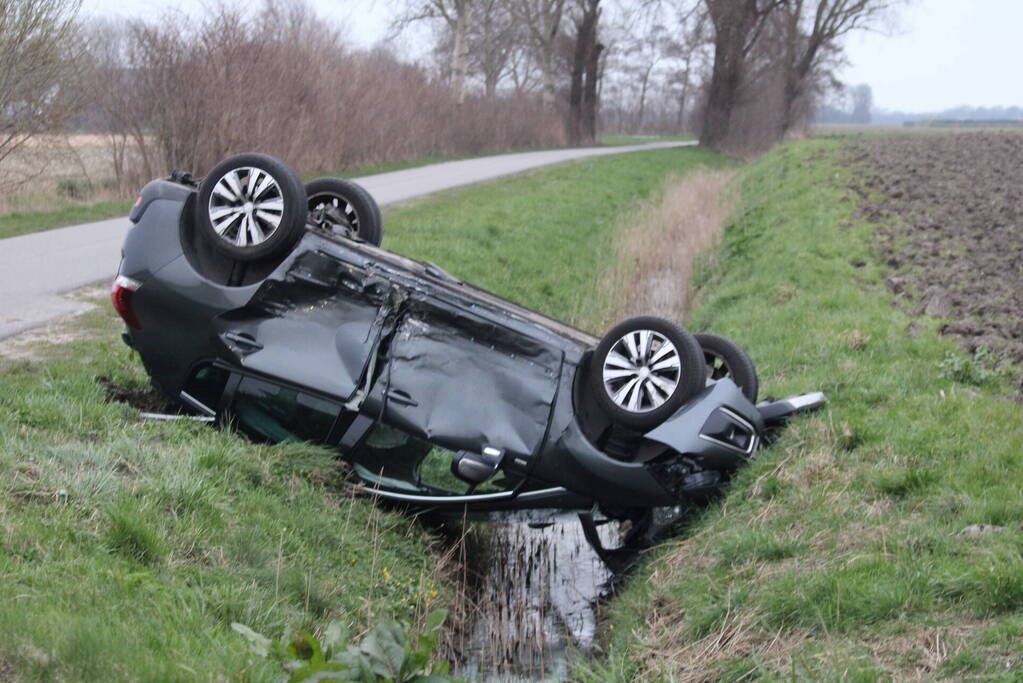 Auto belandt op op zijn kop na aanrijding