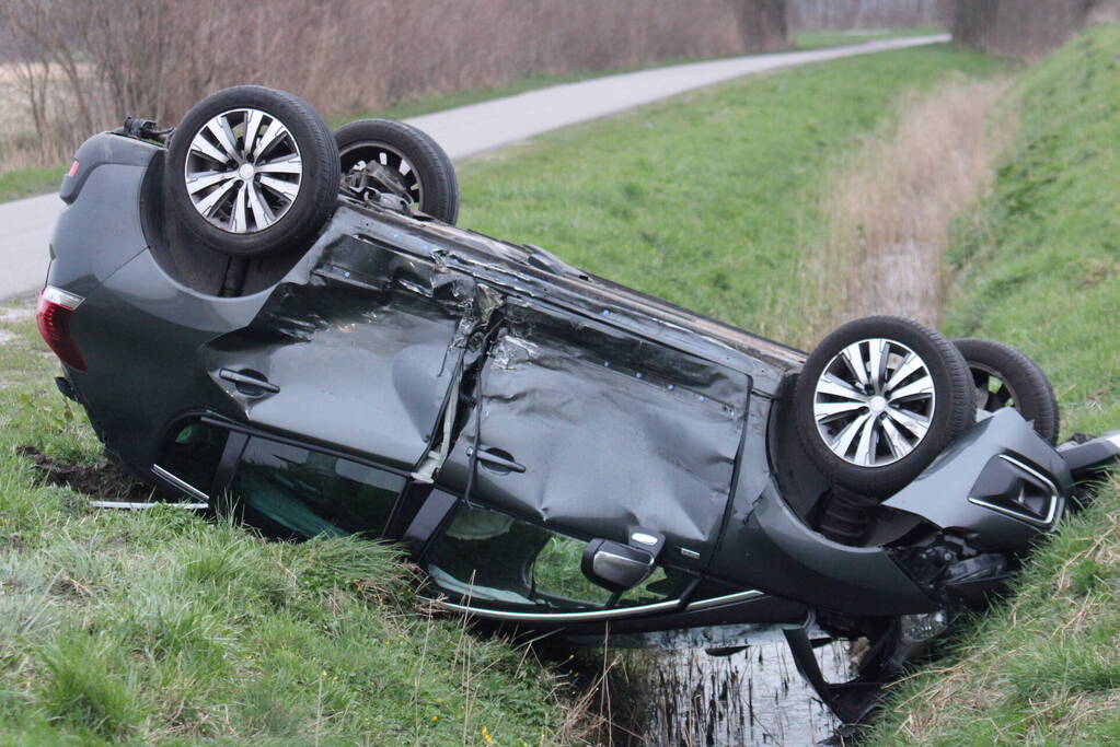 Auto belandt op op zijn kop na aanrijding