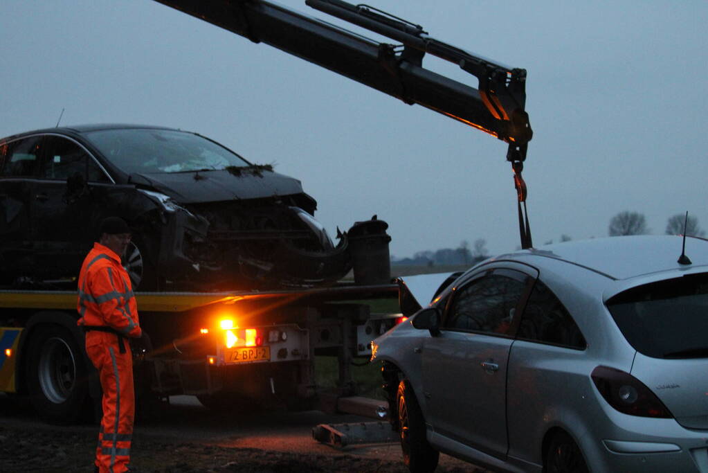 Auto belandt op op zijn kop na aanrijding