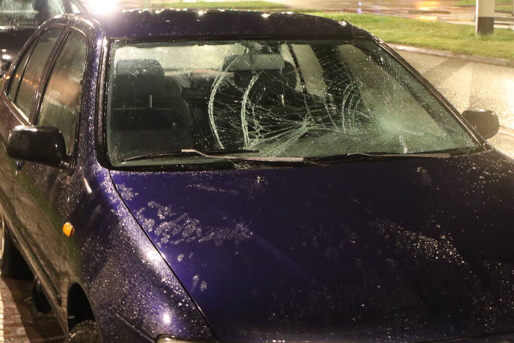 Voetganger geschept door personenauto