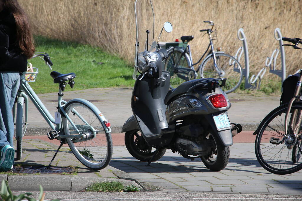 Scooterrijder gewond door botsing met bestelbus