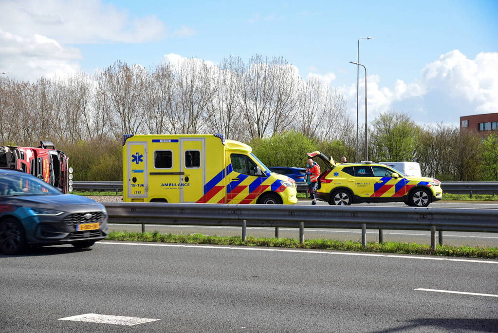 Snelweg dicht door gekantelde vrachtwagen