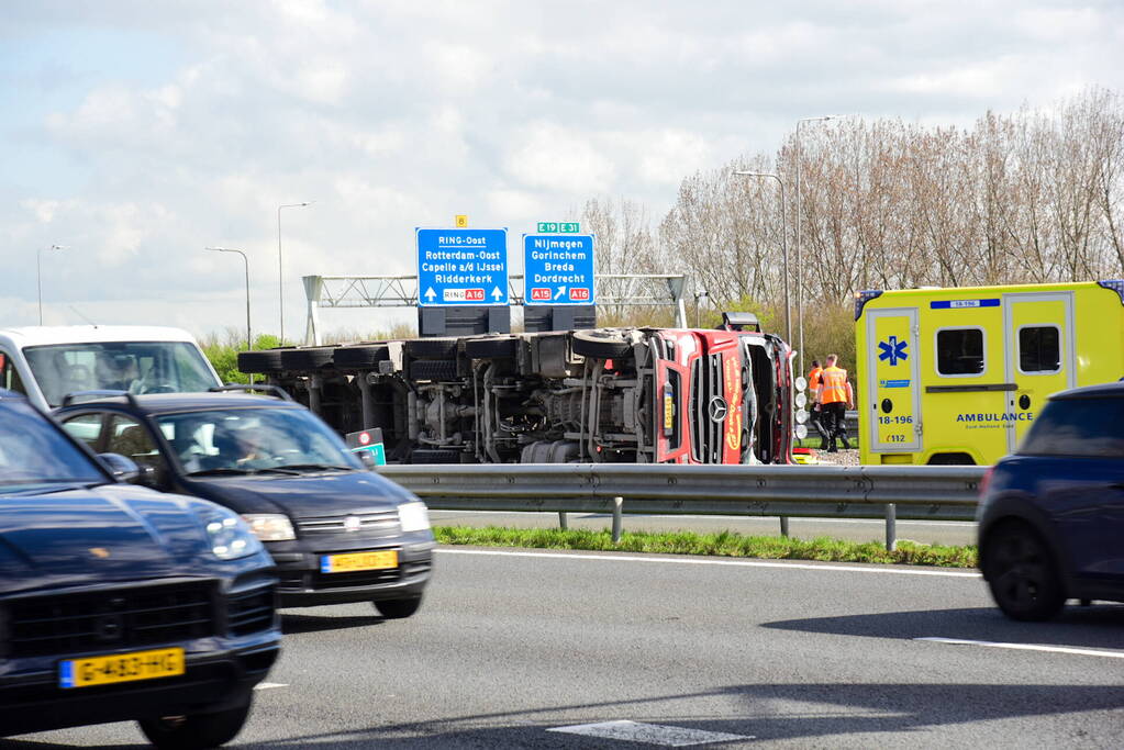 Snelweg dicht door gekantelde vrachtwagen