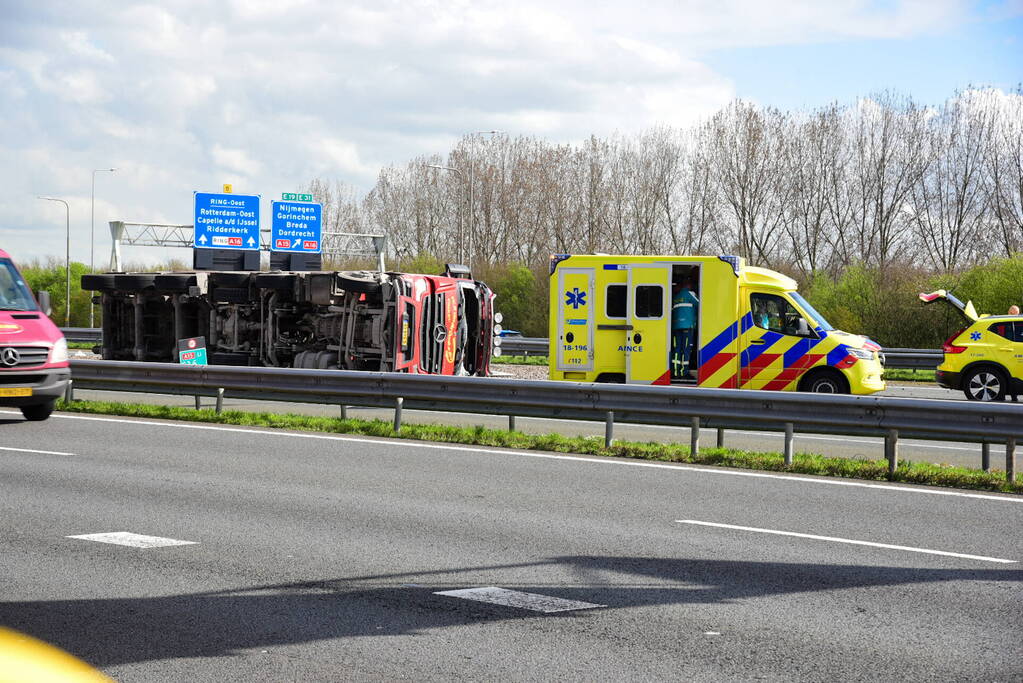Snelweg dicht door gekantelde vrachtwagen