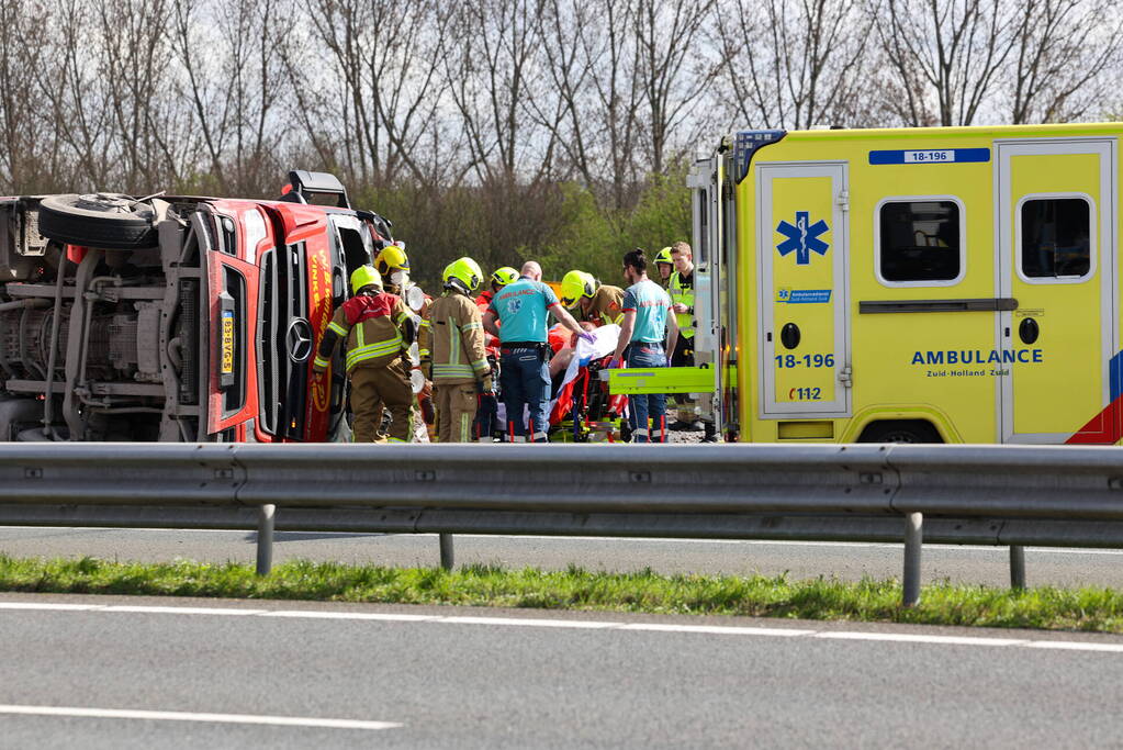 Snelweg dicht door gekantelde vrachtwagen