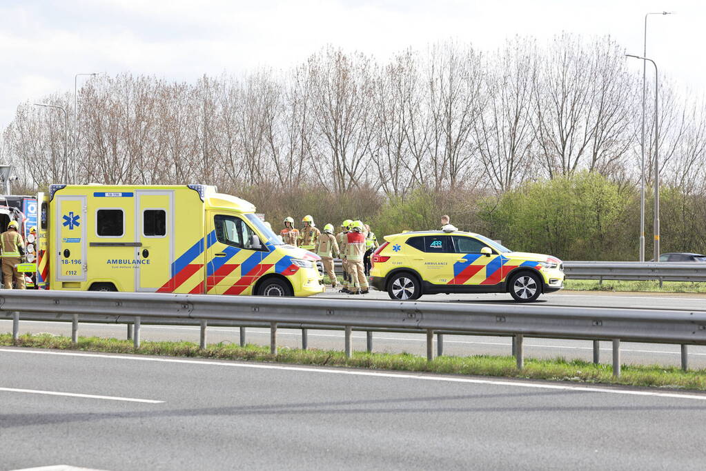 Snelweg dicht door gekantelde vrachtwagen