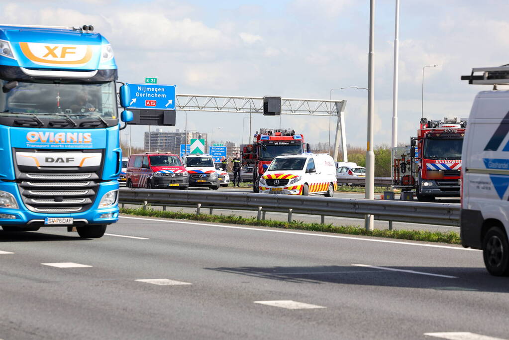 Snelweg dicht door gekantelde vrachtwagen