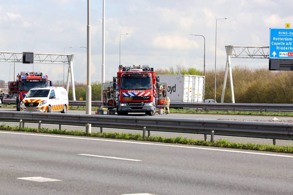 Snelweg dicht door gekantelde vrachtwagen