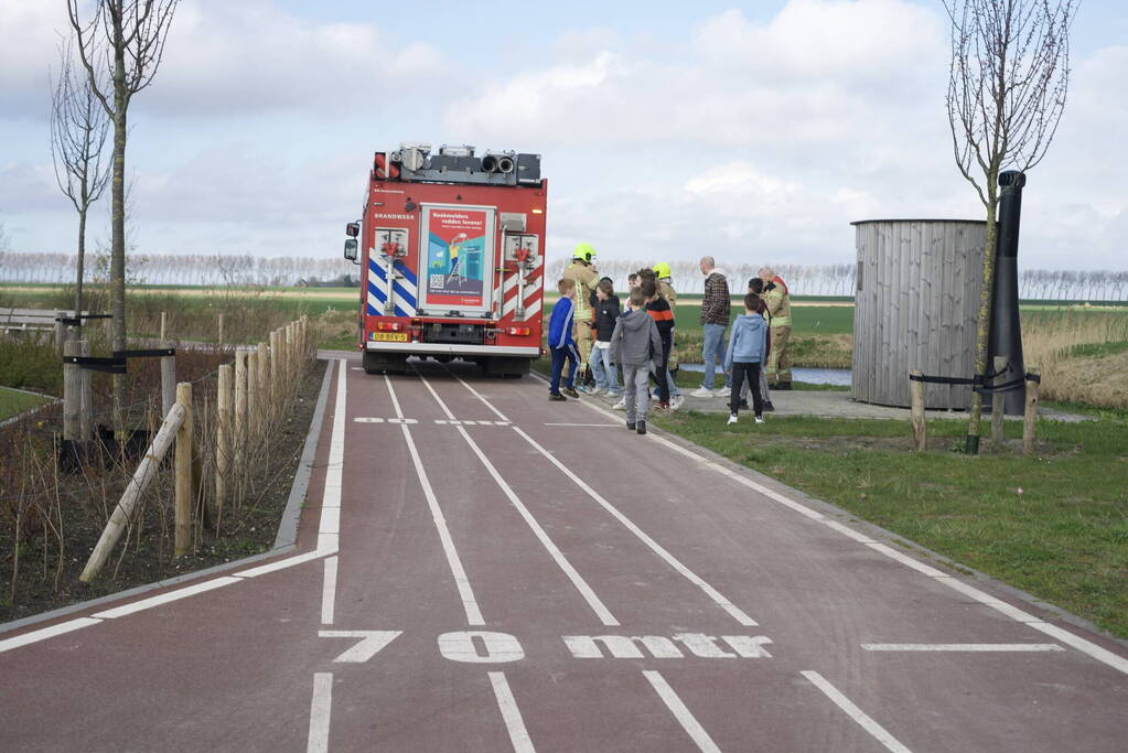 Kinderen steken vuurwerk af in openbaar toilet