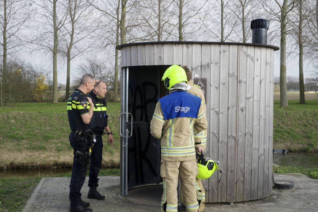 Kinderen steken vuurwerk af in openbaar toilet