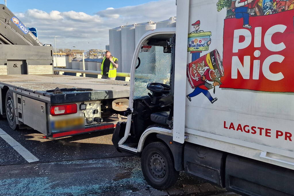 Bezorgauto botst achter op vrachtwagen