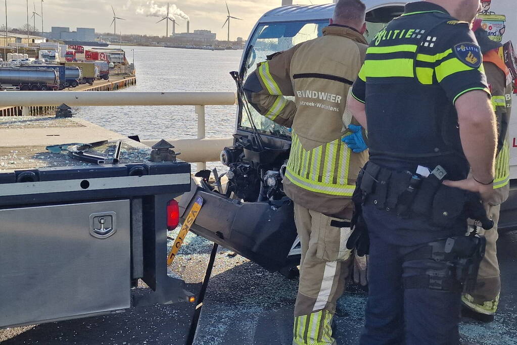Bezorgauto botst achter op vrachtwagen