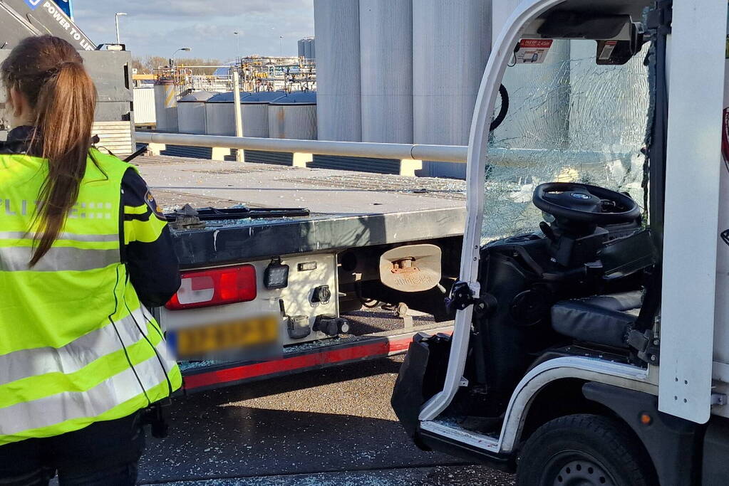 Bezorgauto botst achter op vrachtwagen