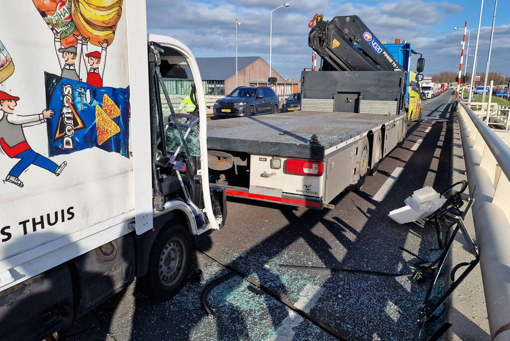 Bezorgauto botst achter op vrachtwagen