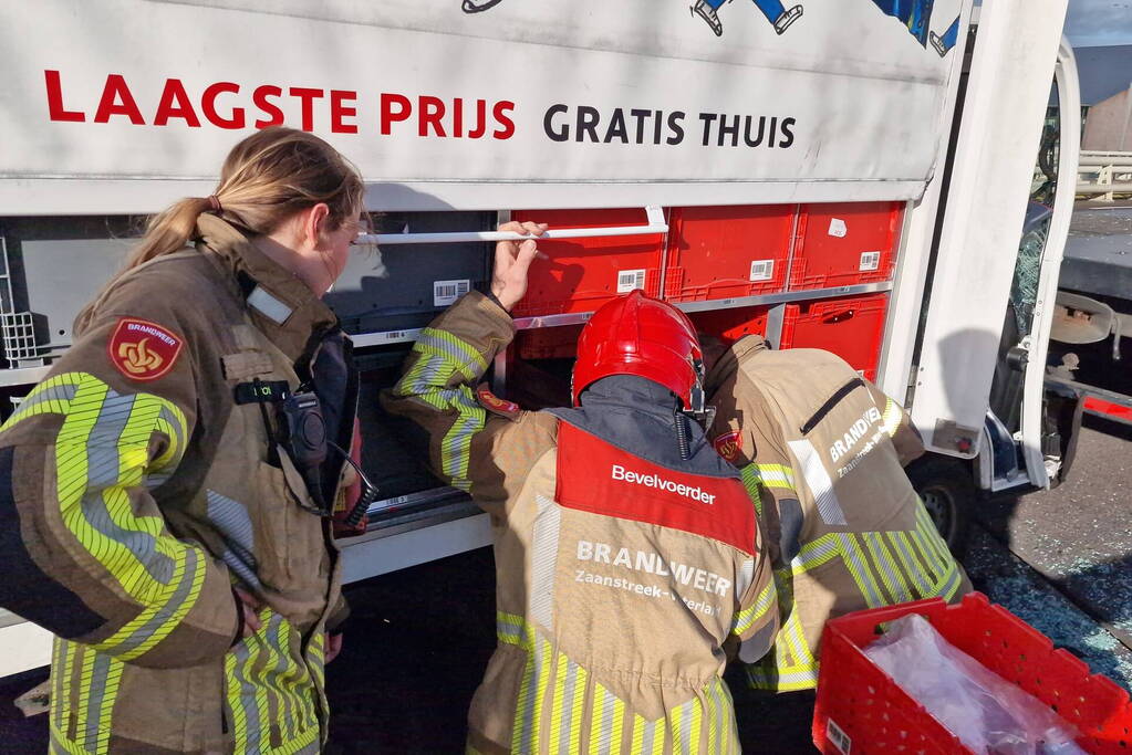 Bezorgauto botst achter op vrachtwagen