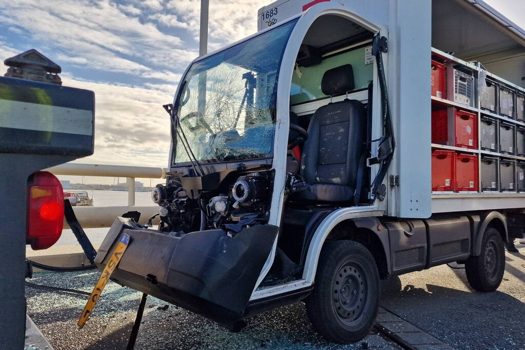 Bezorgauto botst achter op vrachtwagen