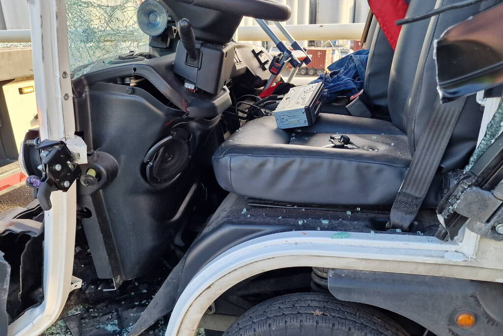 Bezorgauto botst achter op vrachtwagen