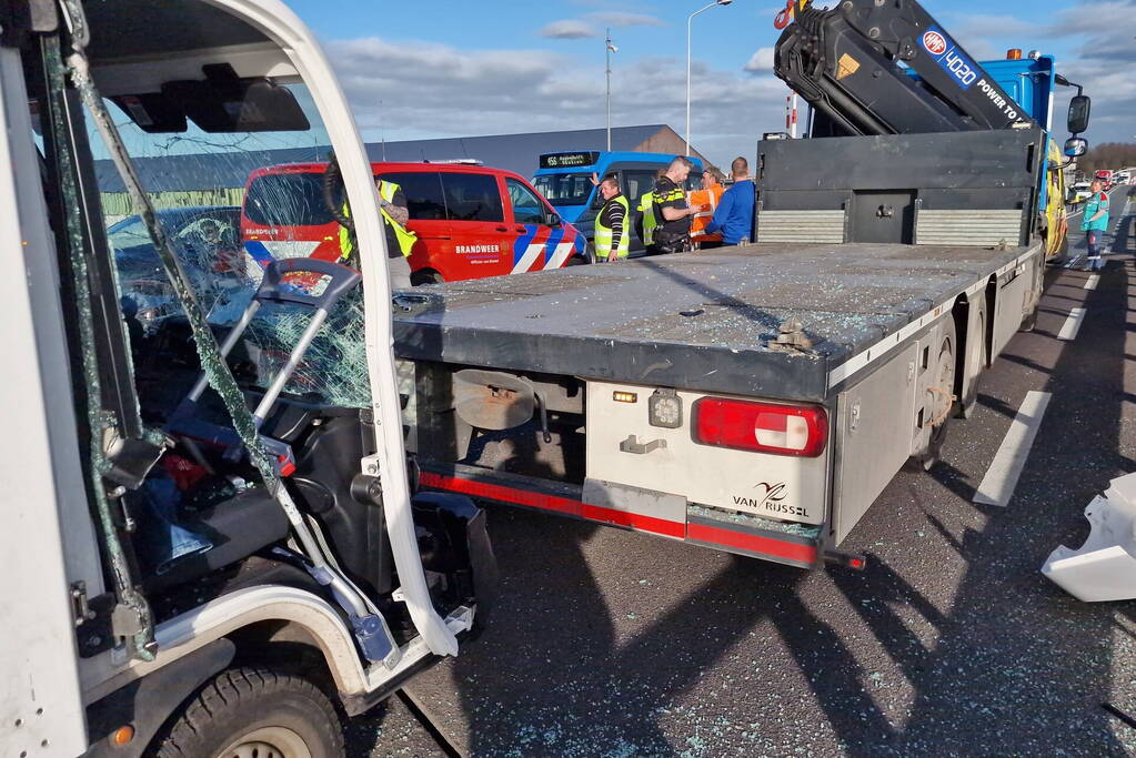 Bezorgauto botst achter op vrachtwagen
