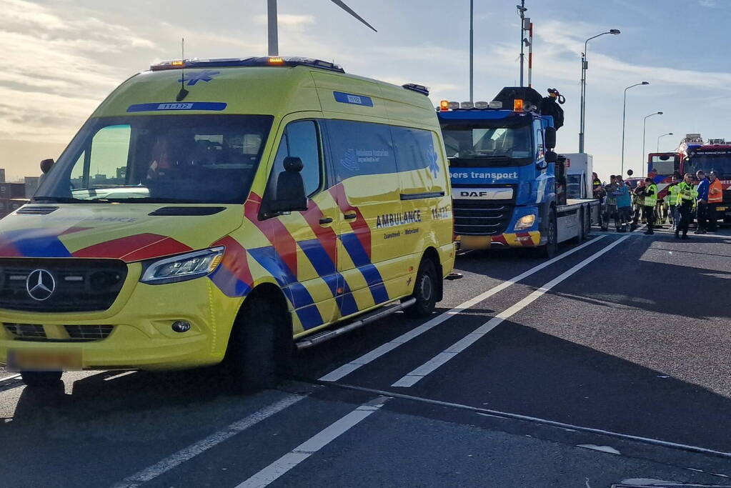 Bezorgauto botst achter op vrachtwagen