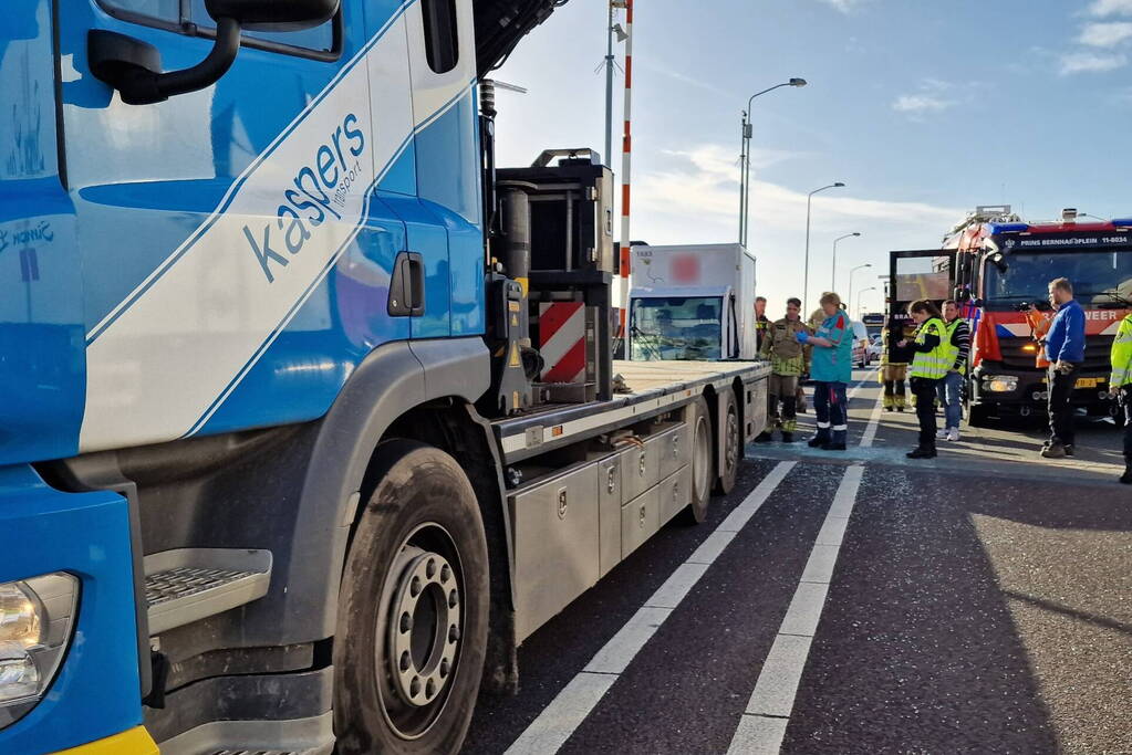 Bezorgauto botst achter op vrachtwagen