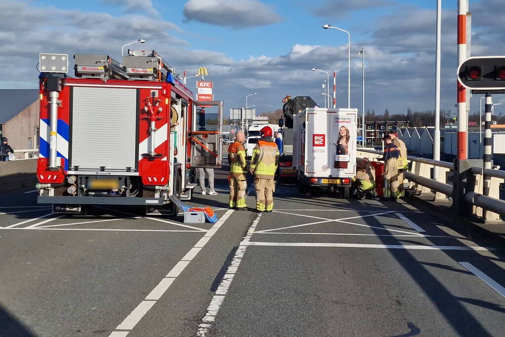 Bezorgauto botst achter op vrachtwagen