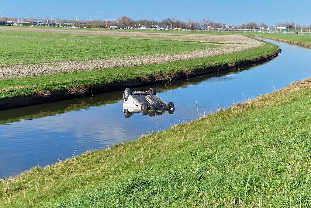Auto te water langs, bestuurder naar ziekenhuis